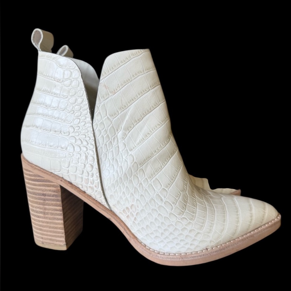 Dolce Vida Shanon booty crocodile print cream color perfect condition 8 1/2